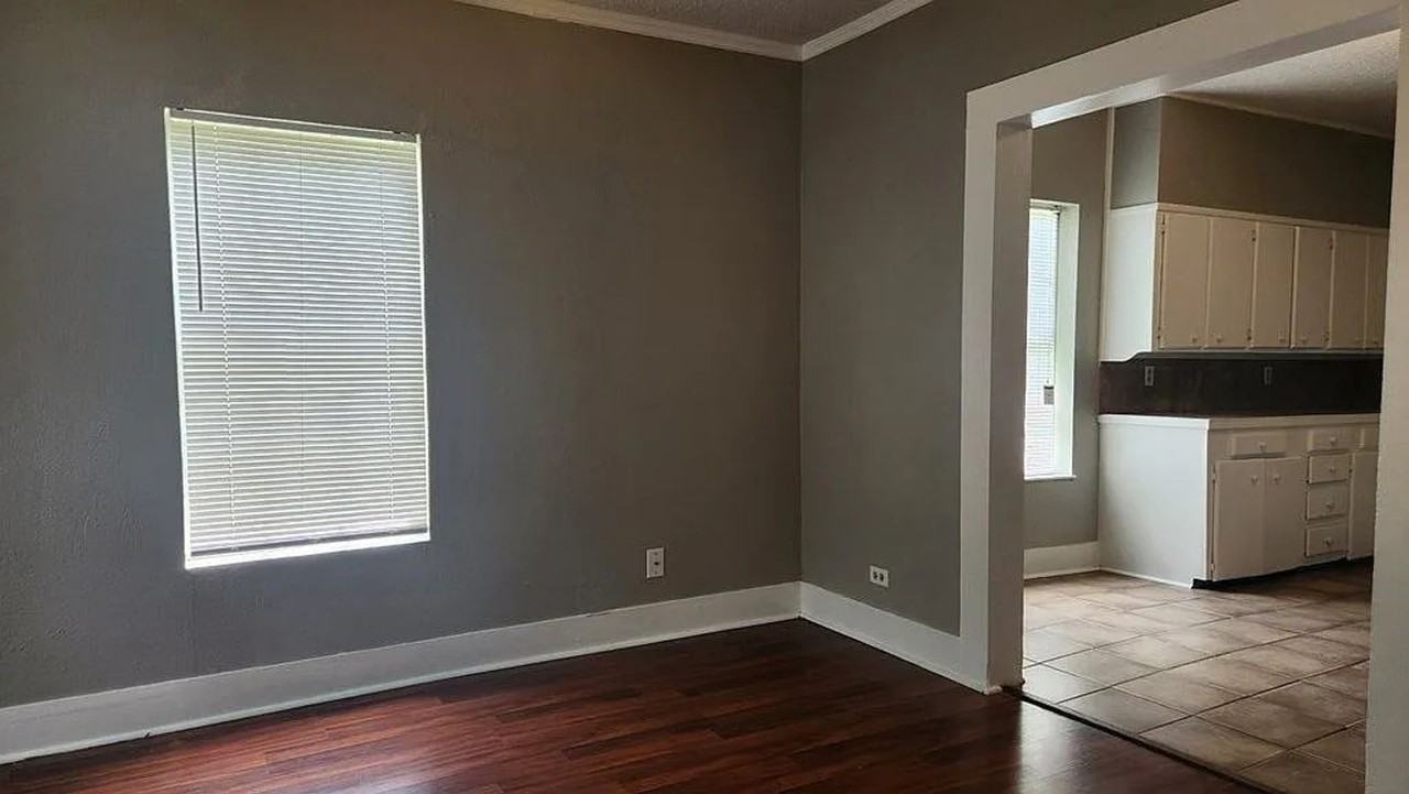 2124 Avenue G - Photo 4 of 8