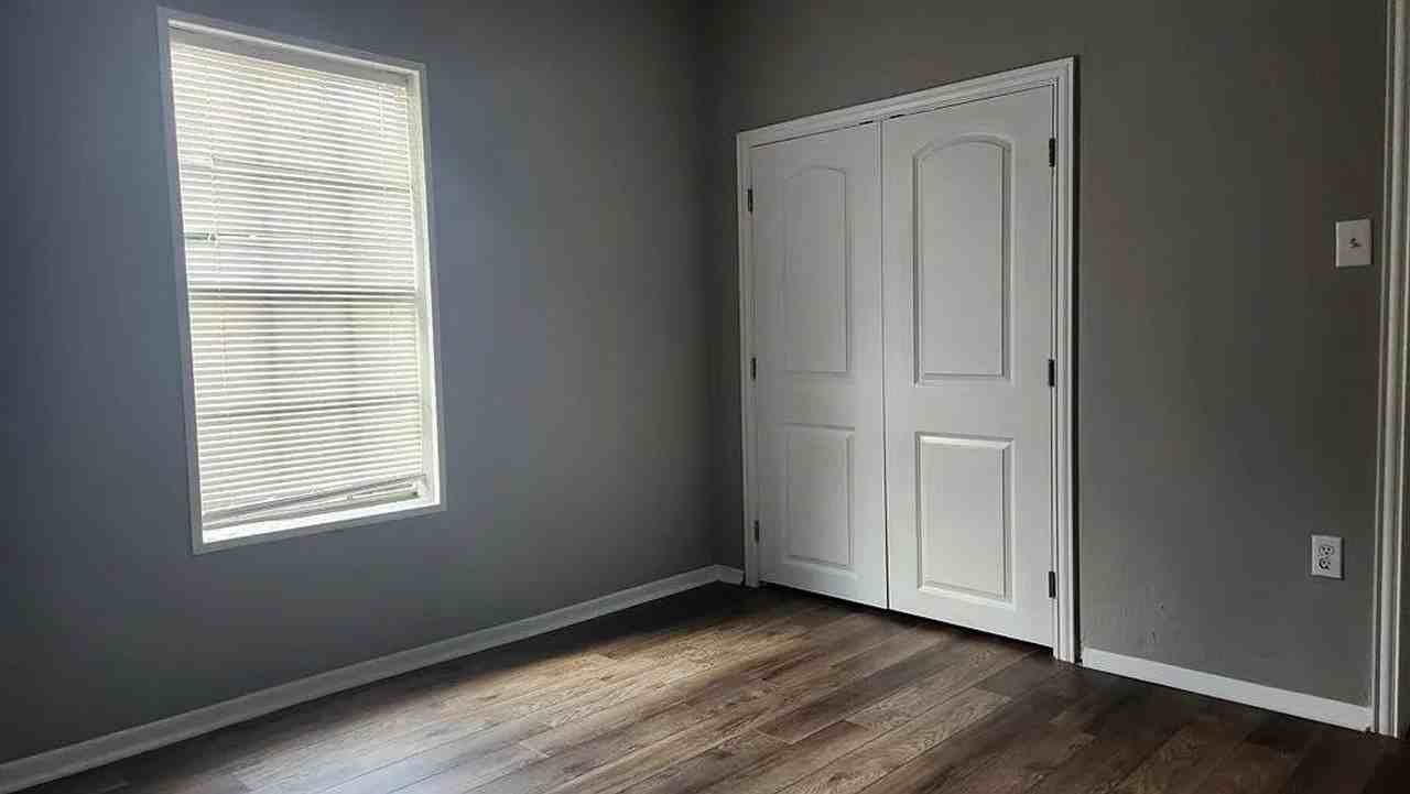 2124 Avenue G - Photo 5 of 8