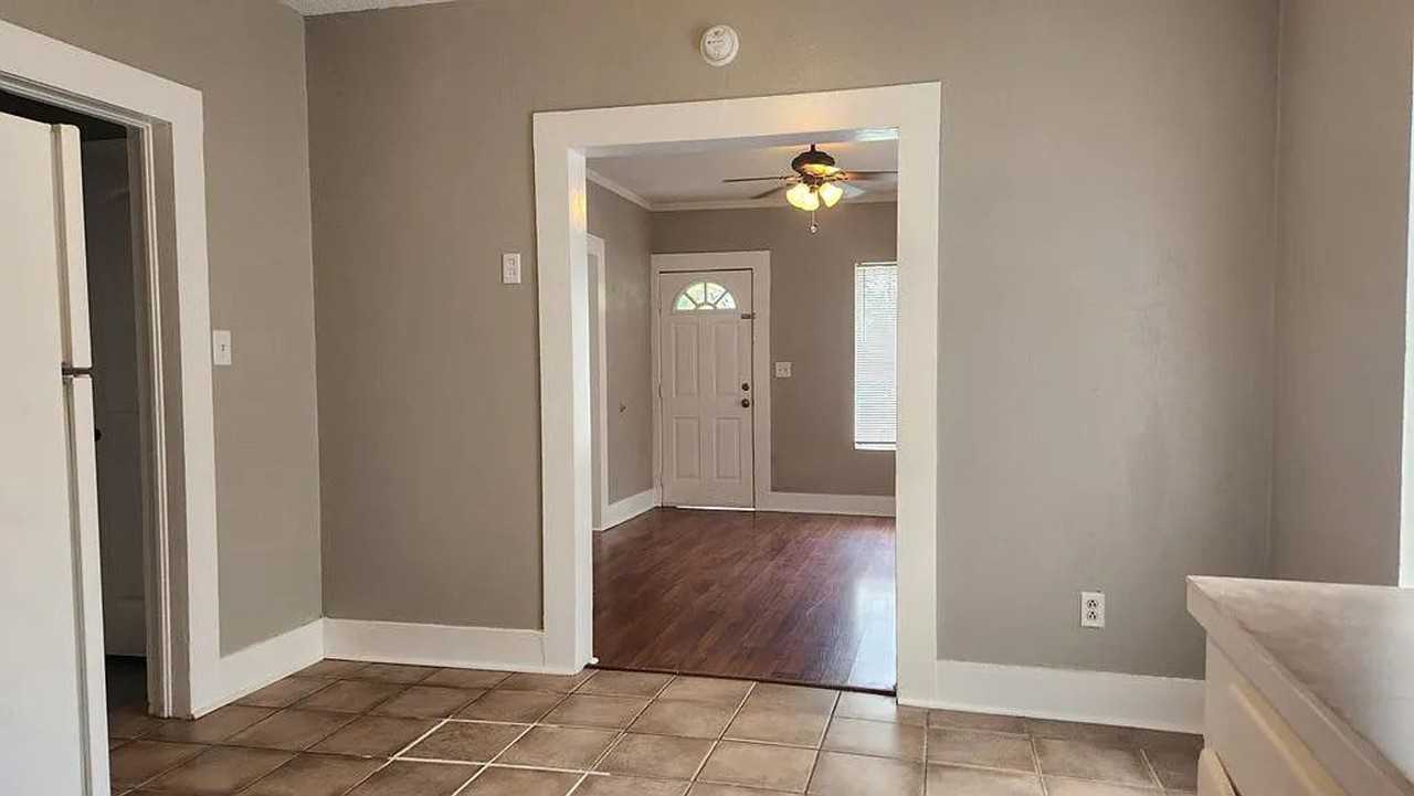 2124 Avenue G - Photo 6 of 8
