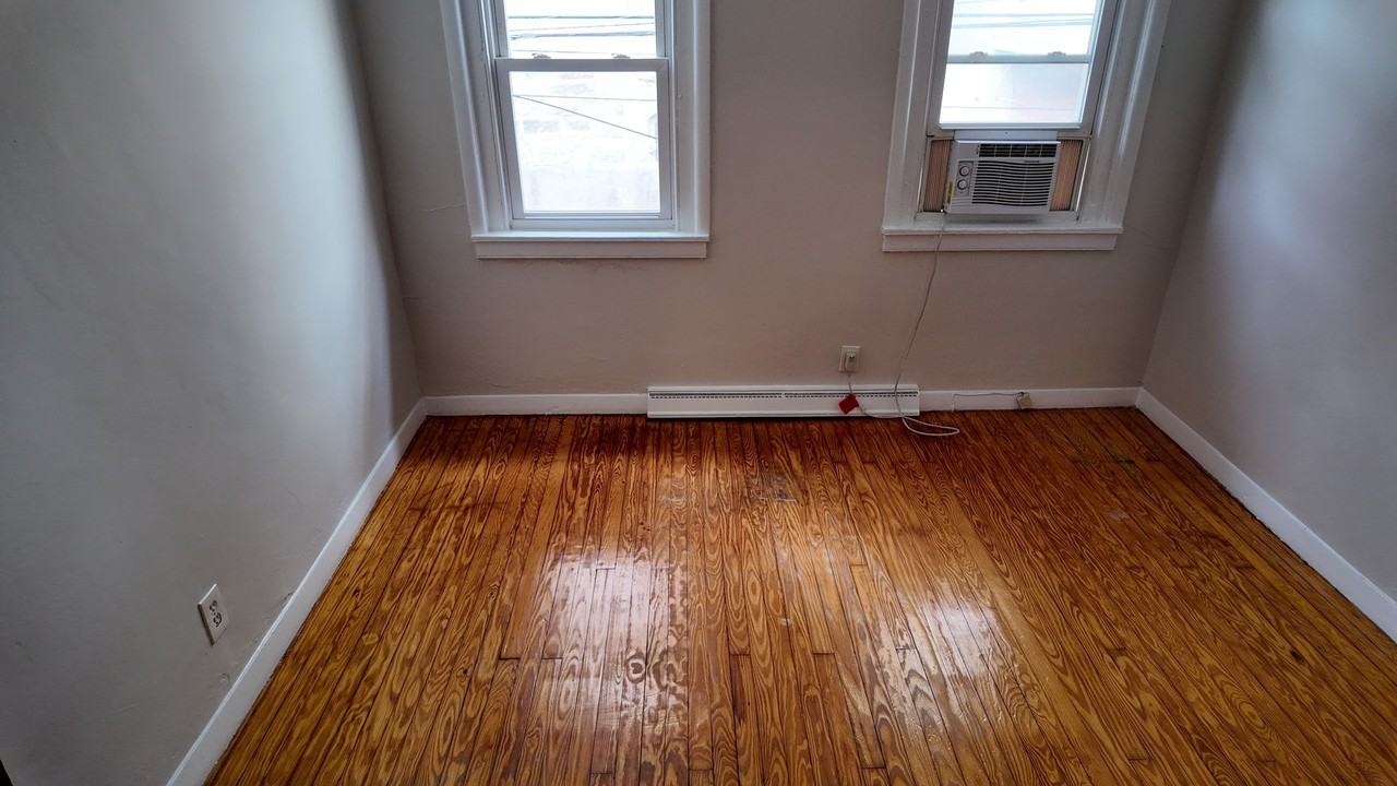 310 Gerritt St - Photo 5 of 20