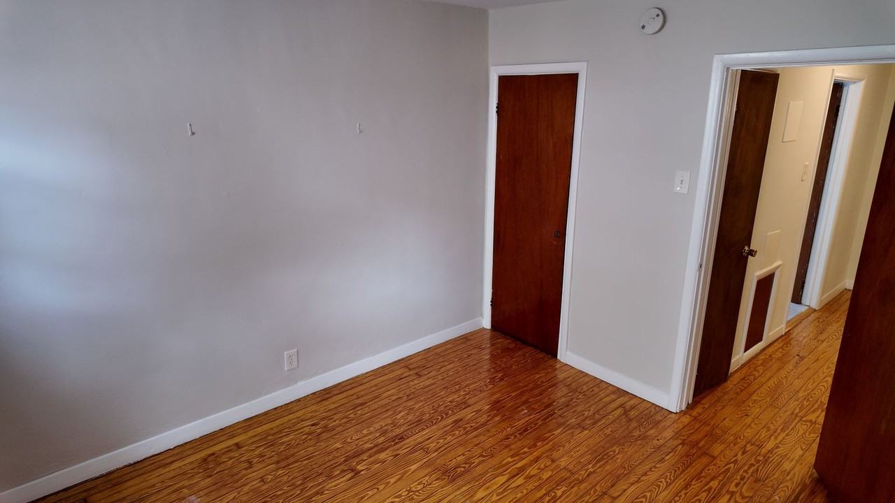 310 Gerritt St - Photo 4 of 20