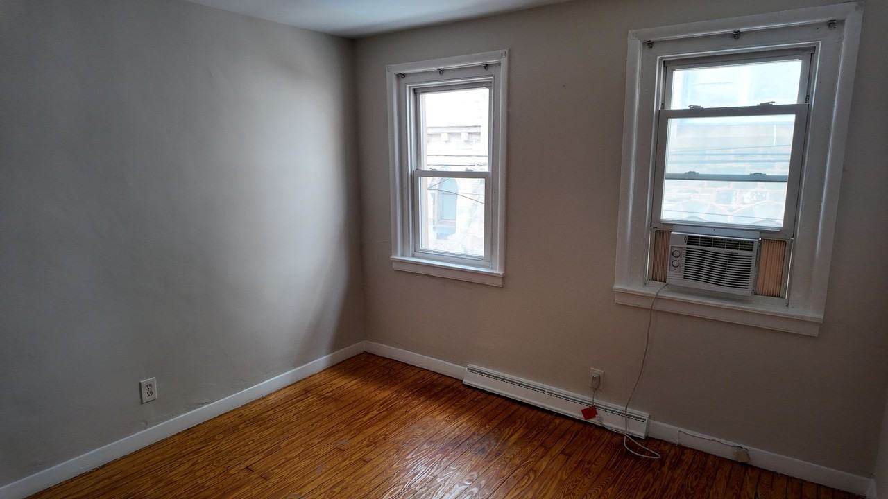 310 Gerritt St - Photo 6 of 20