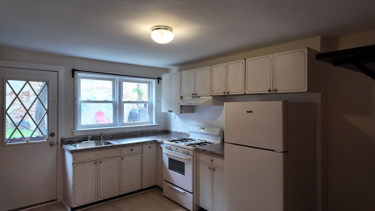 310 Gerritt St - Photo 3 of 20