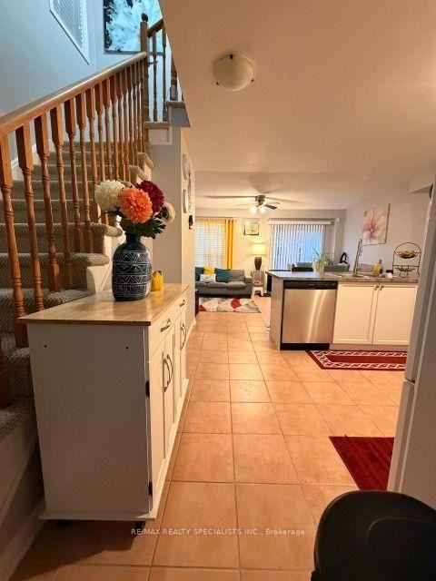 59 Cadillac Crescent - Photo 2 of 18
