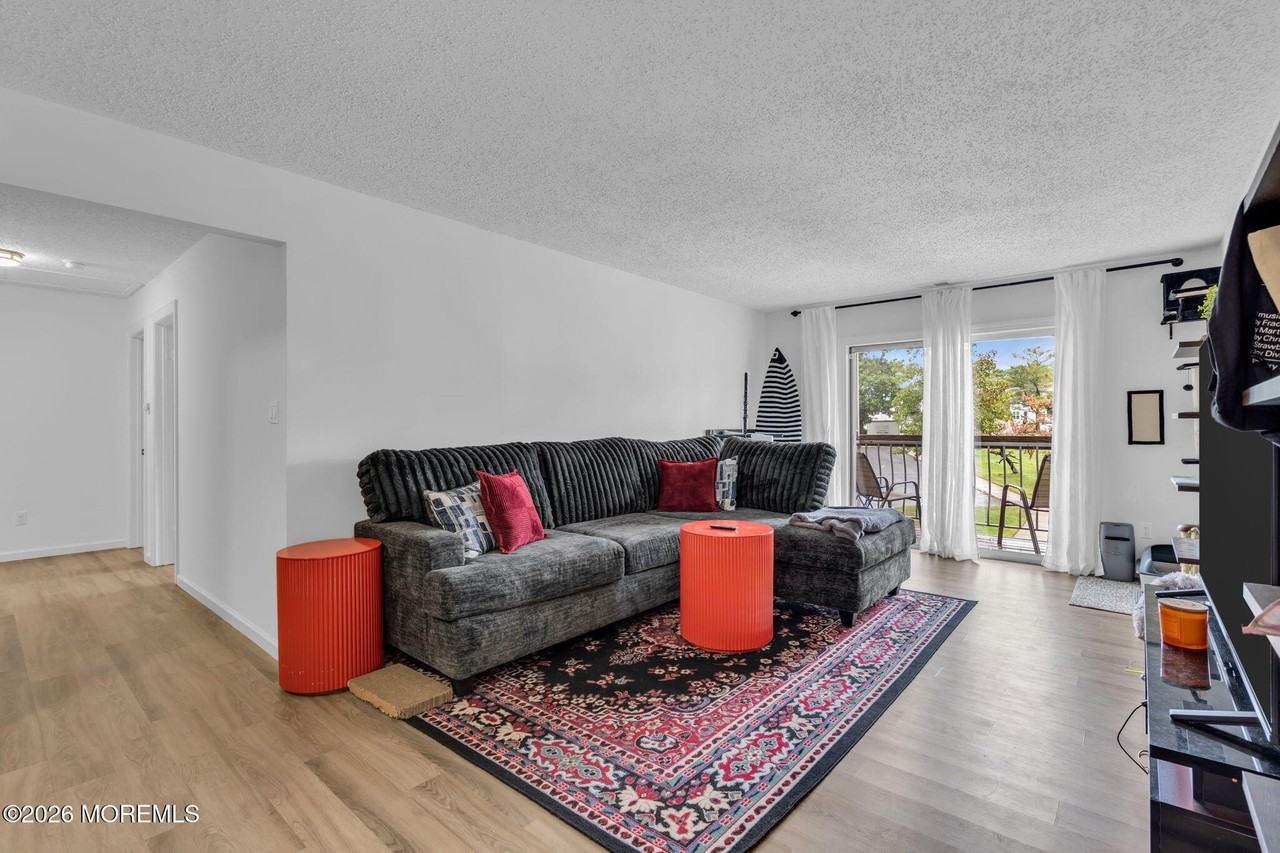 62 Diane Dr - Photo 2 of 18
