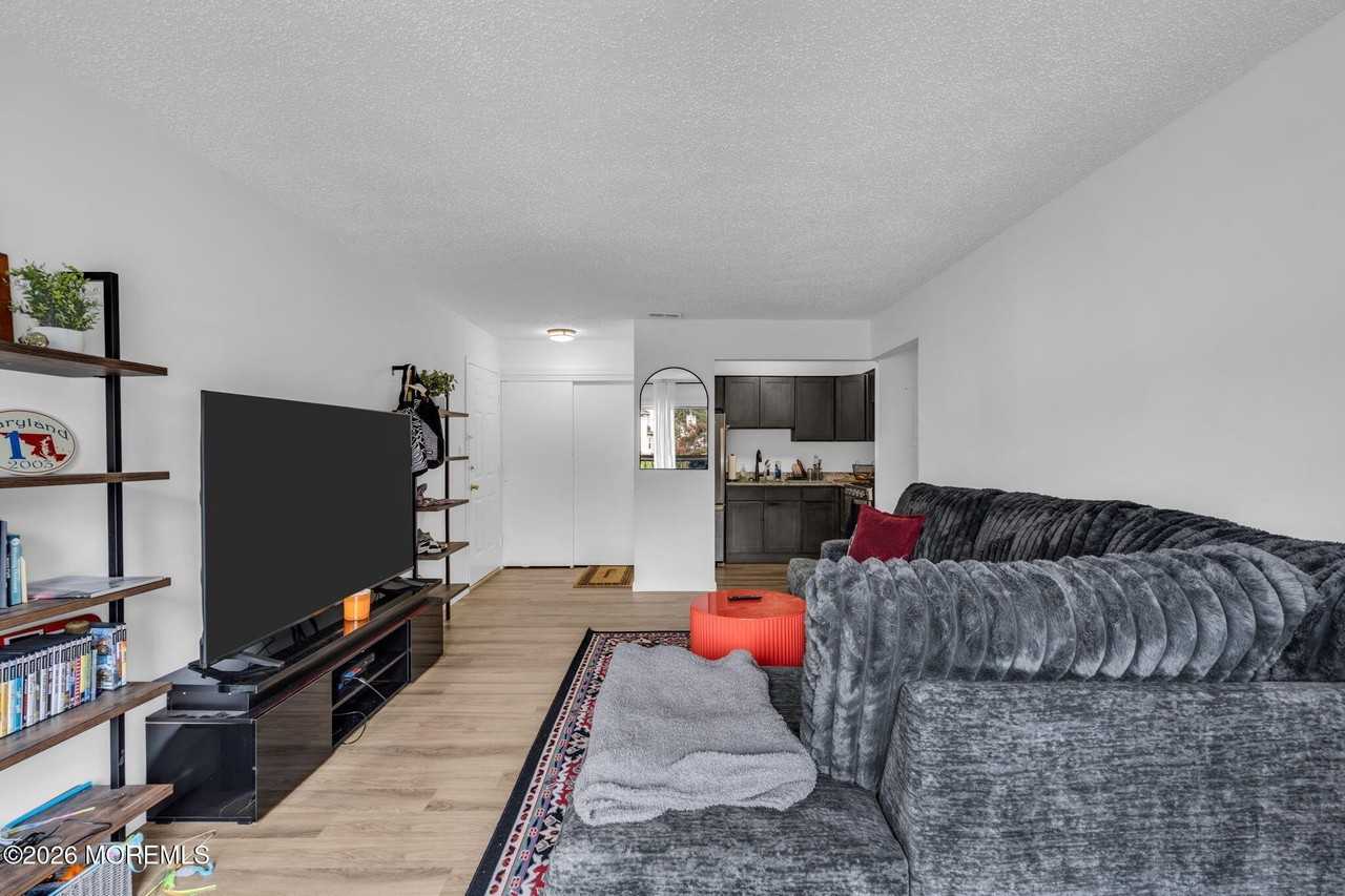 62 Diane Dr - Photo 4 of 18