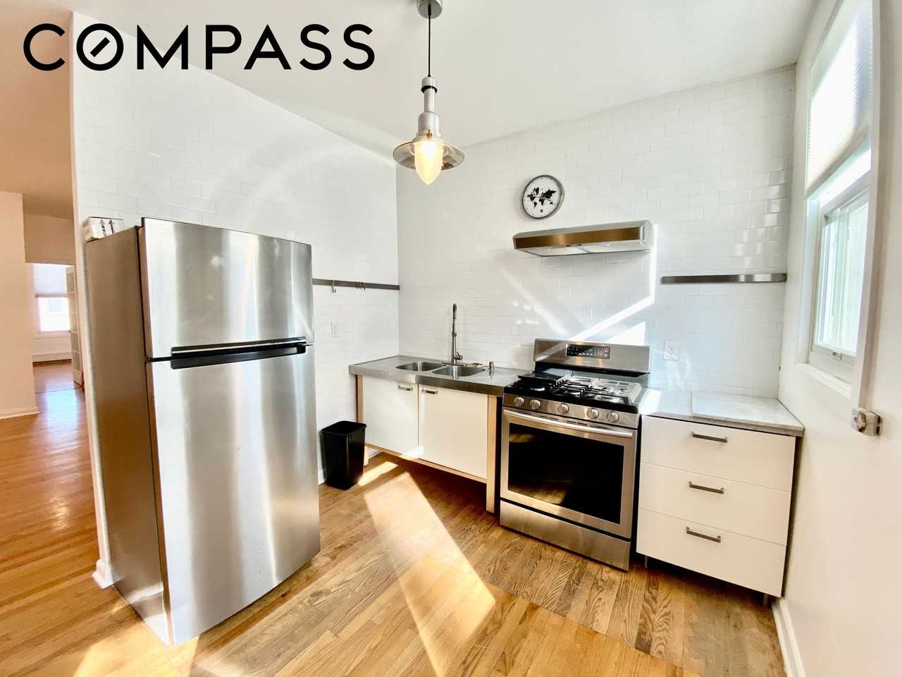 210 29th St #3 - Photo 5 of 10
