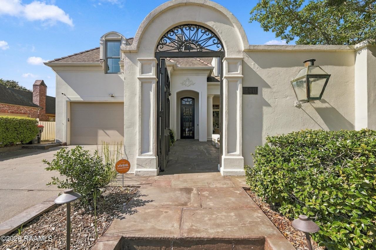 301 Oakleaf Dr - Photo 2 of 50