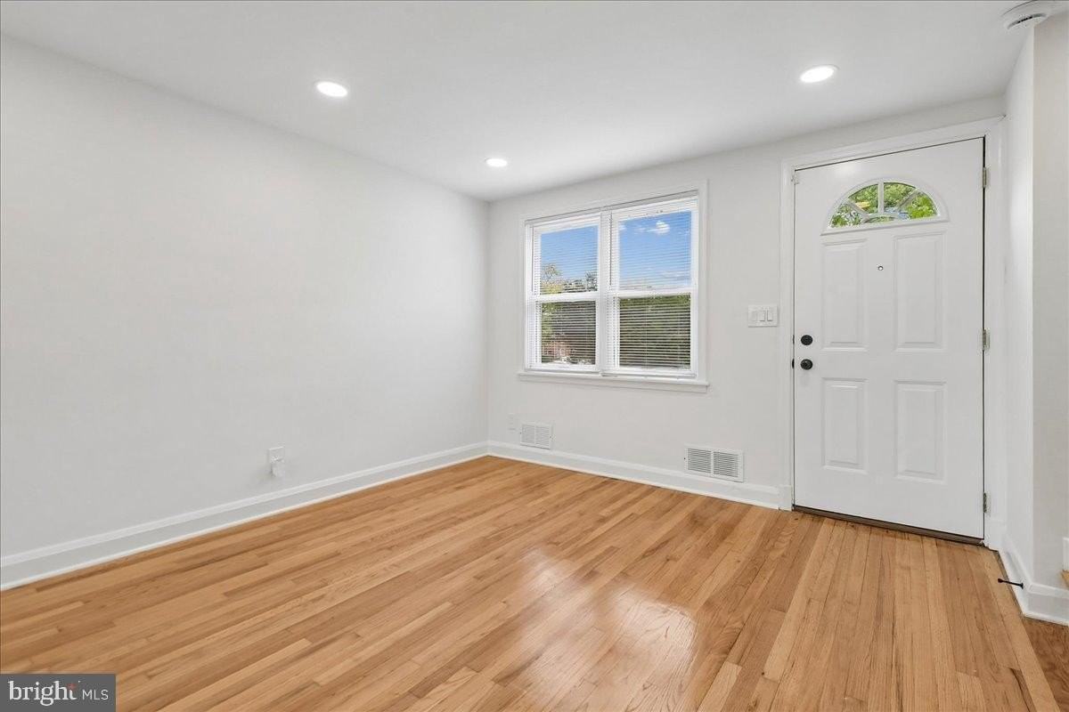 1403 Dartmouth Ave - Photo 4 of 36