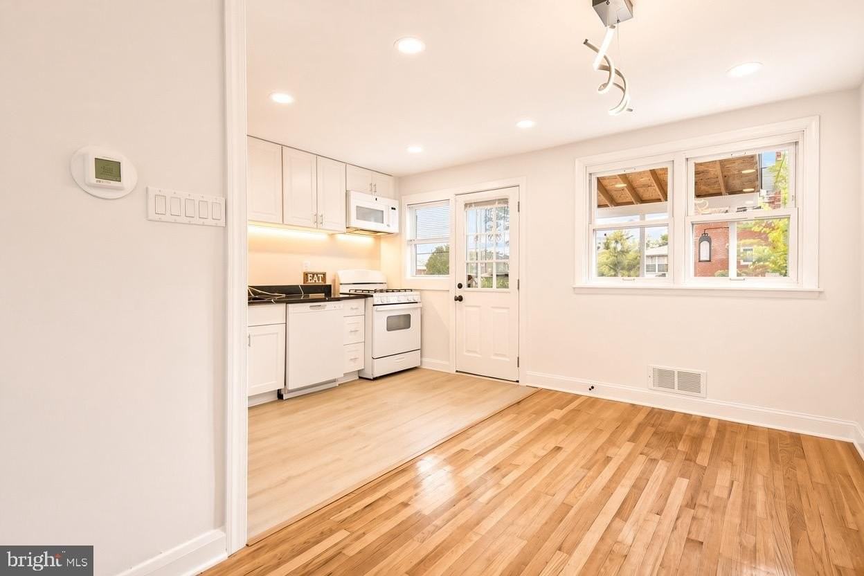 1403 Dartmouth Ave - Photo 7 of 36