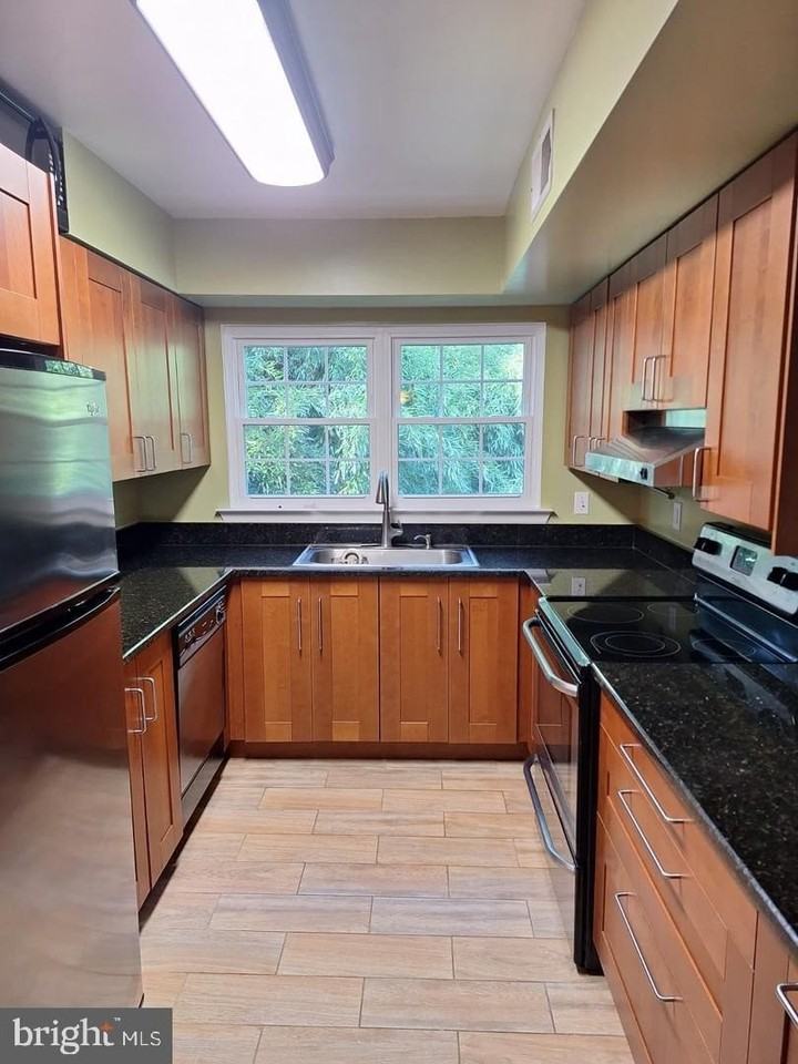 12219 Chaucer Ln #12219 - Photo 4 of 20