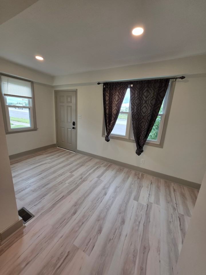 503 S 32nd St - Photo 3 of 16