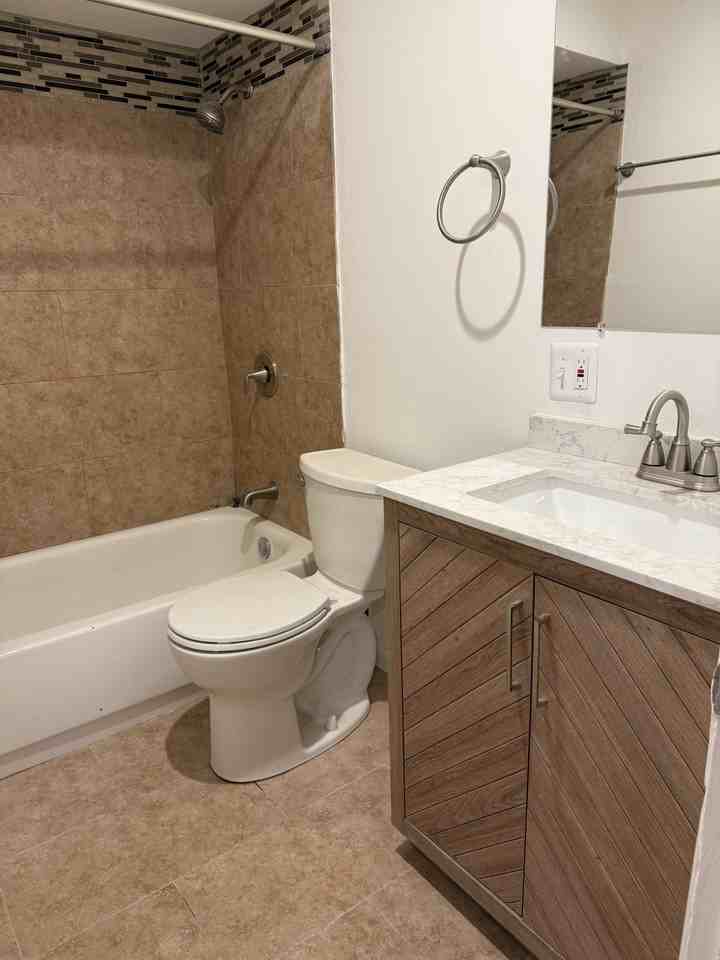 2233 N Lincoln Ave #6 - Photo 6 of 13