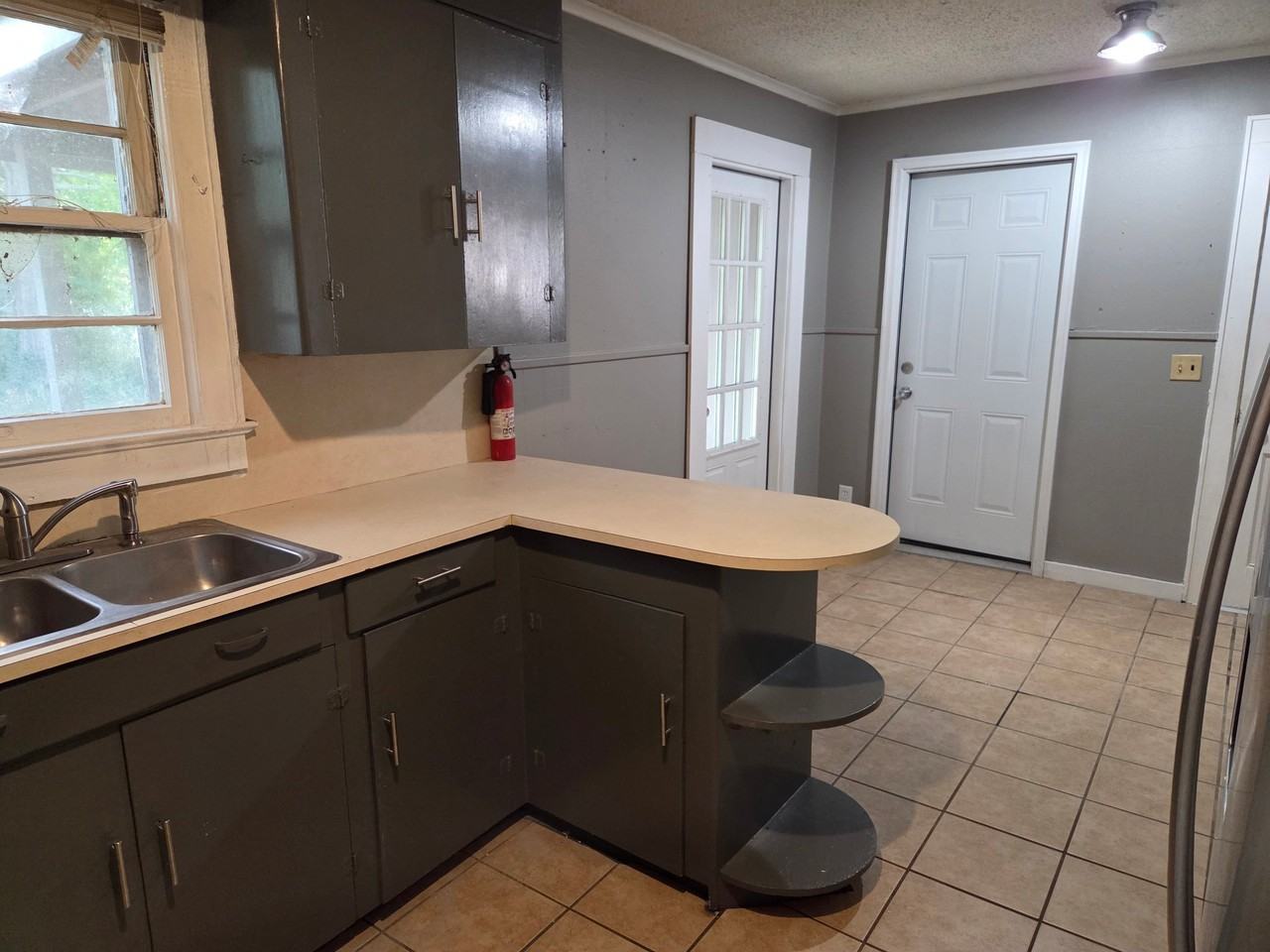 410 Frances Ave - Photo 3 of 9