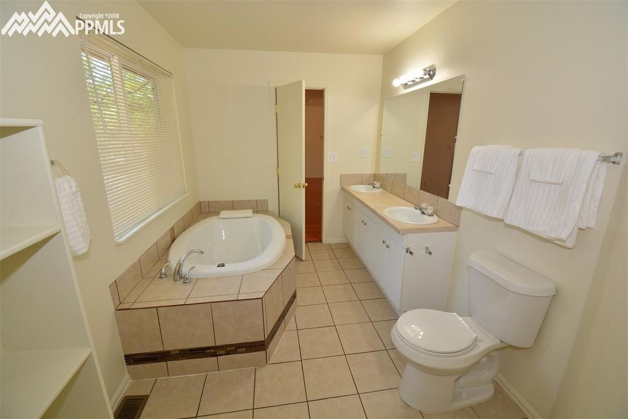 4902 Crestwood Dr - Photo 4 of 8