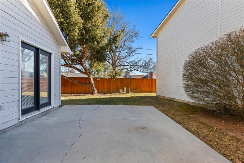 7826 W Holt Ct - Photo 6 of 25