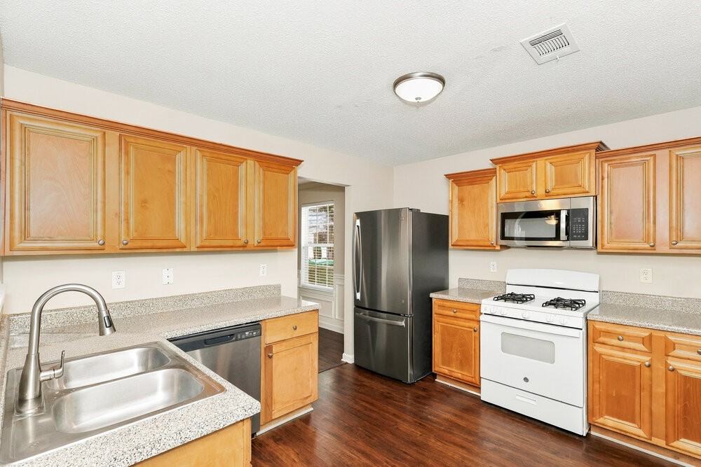 3476 Augusta St - Photo 6 of 17