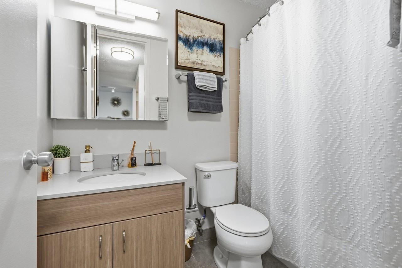 1070 N Dearborn St - Photo 6 of 10