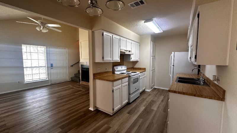 110 Peachtree Ct #B - Photo 4 of 9