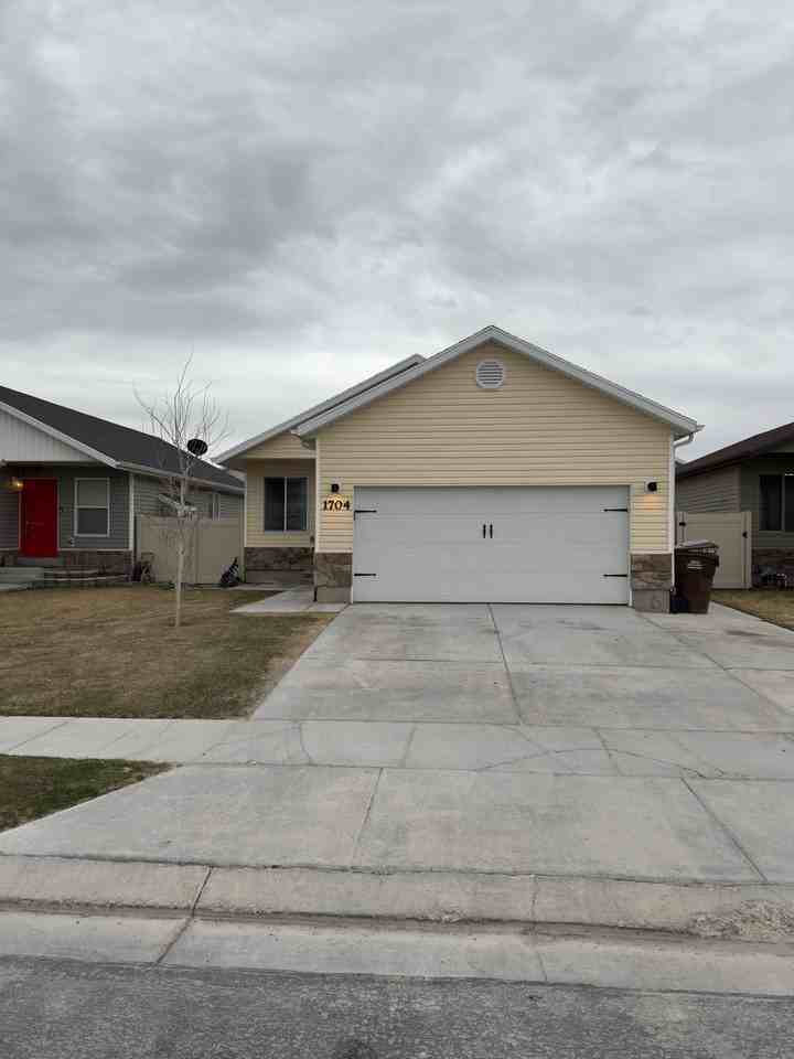 1704 E Tumwater Ln - Photo 2 of 35