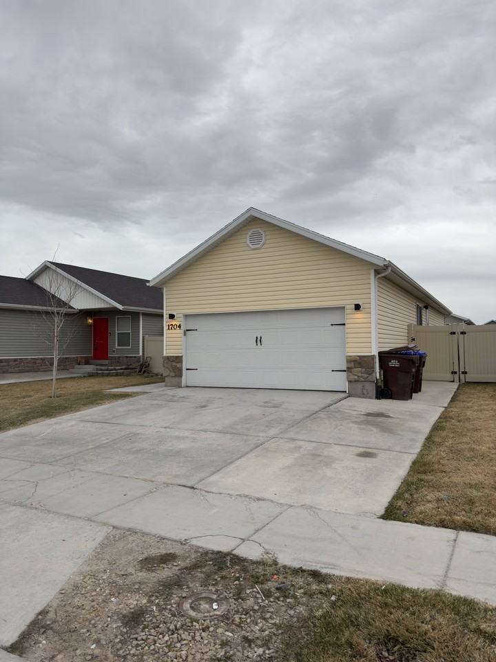 1704 E Tumwater Ln - Photo 3 of 35