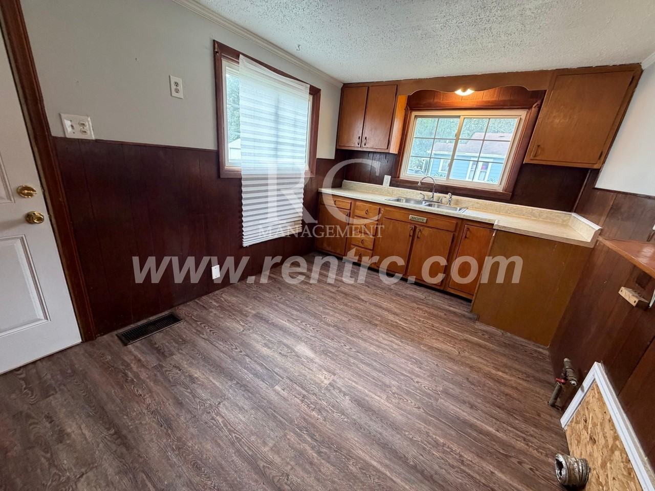 1218 Clarence St - Photo 2 of 15