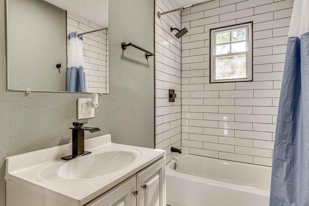 635 N Tacoma Ave - Photo 3 of 10