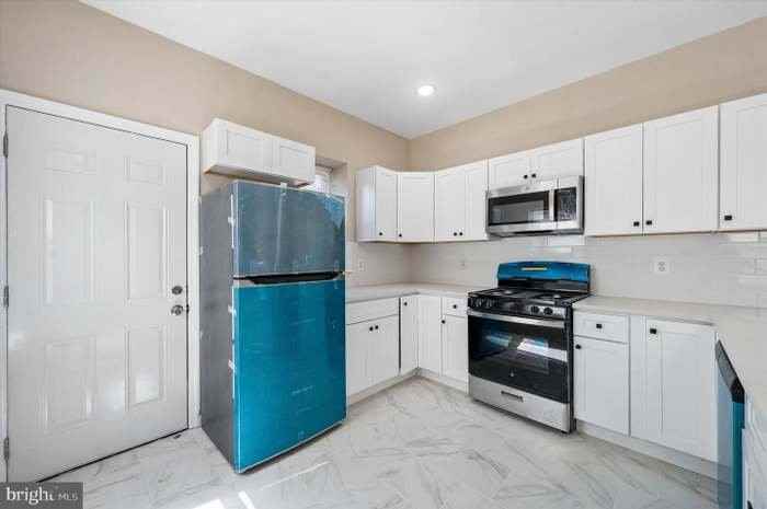 6034 Irving St - Photo 4 of 13