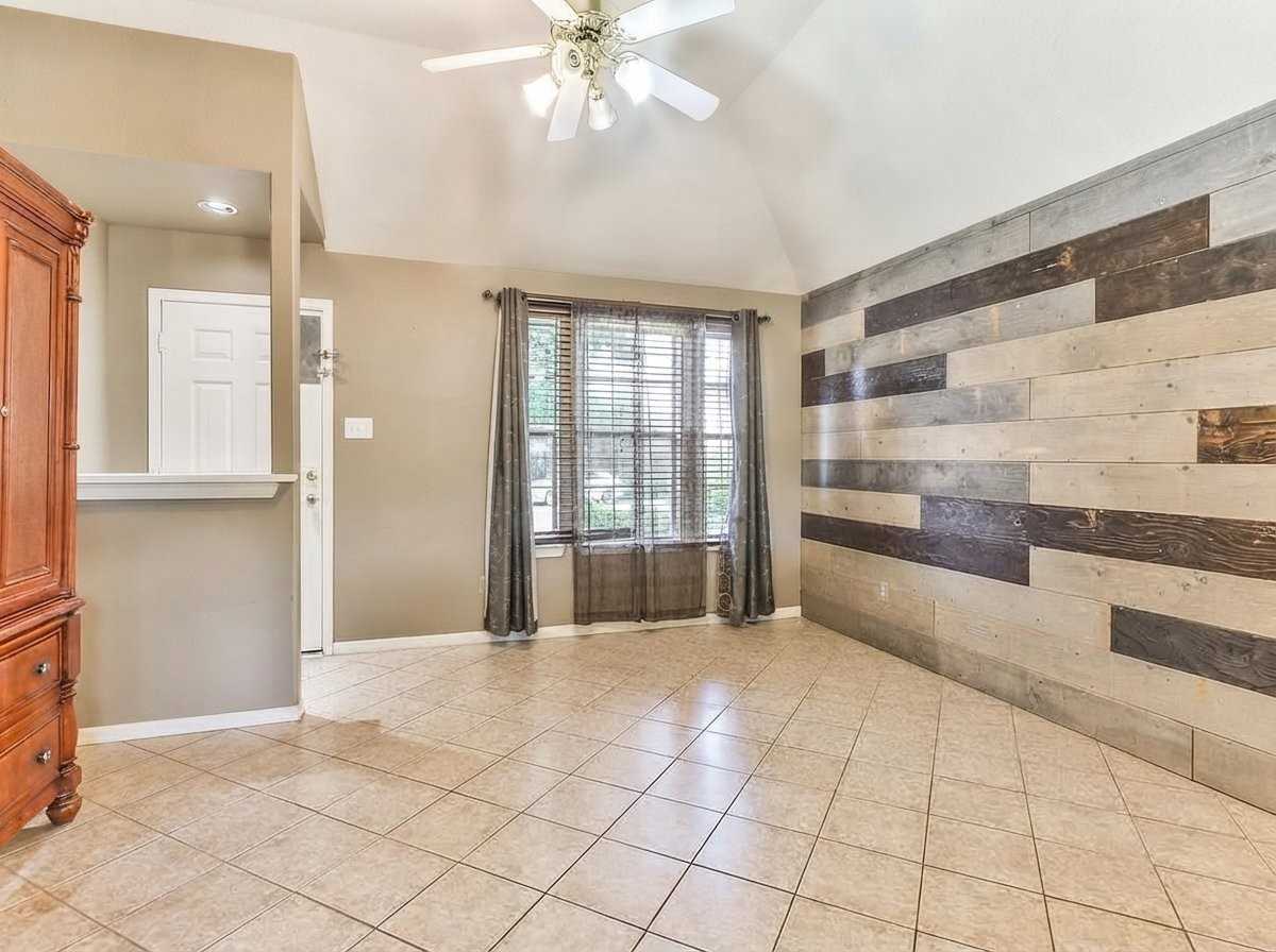 19424 Tahoka Springs Dr - Photo 2 of 10