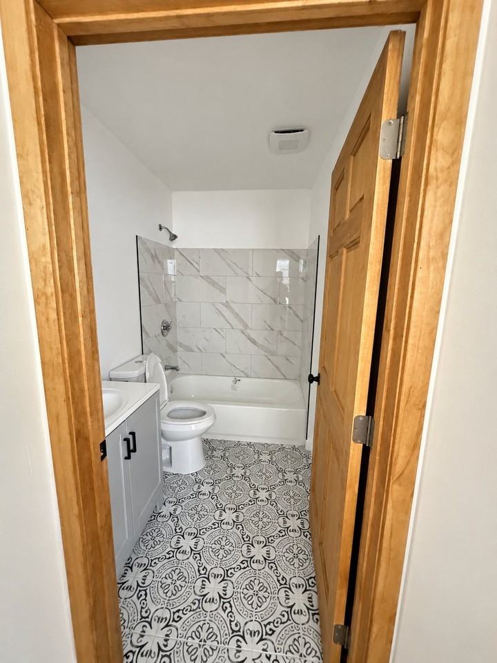 1136 1/2 W 73rd St - Photo 2 of 8