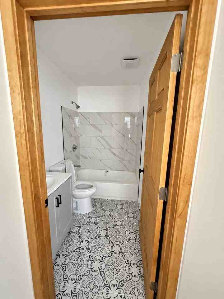 1136 1/2 W 73rd St - Photo 5 of 8
