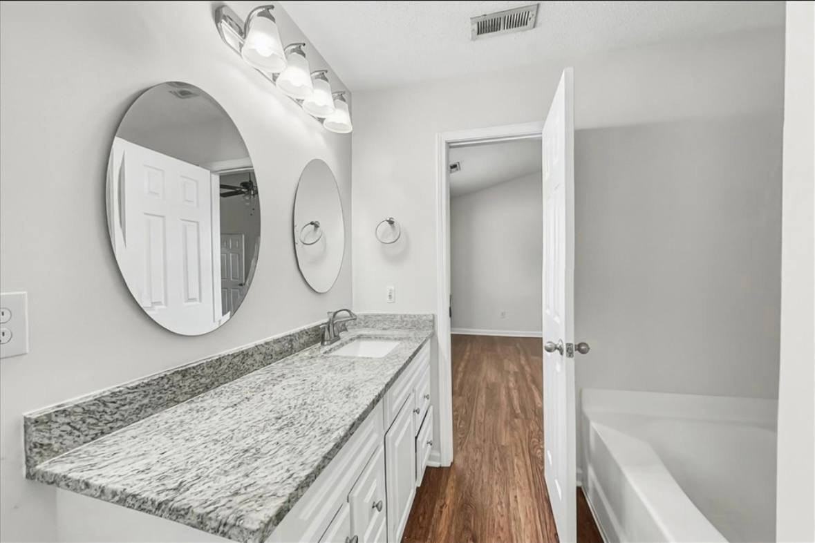 211 Bellport Dr - Photo 2 of 10