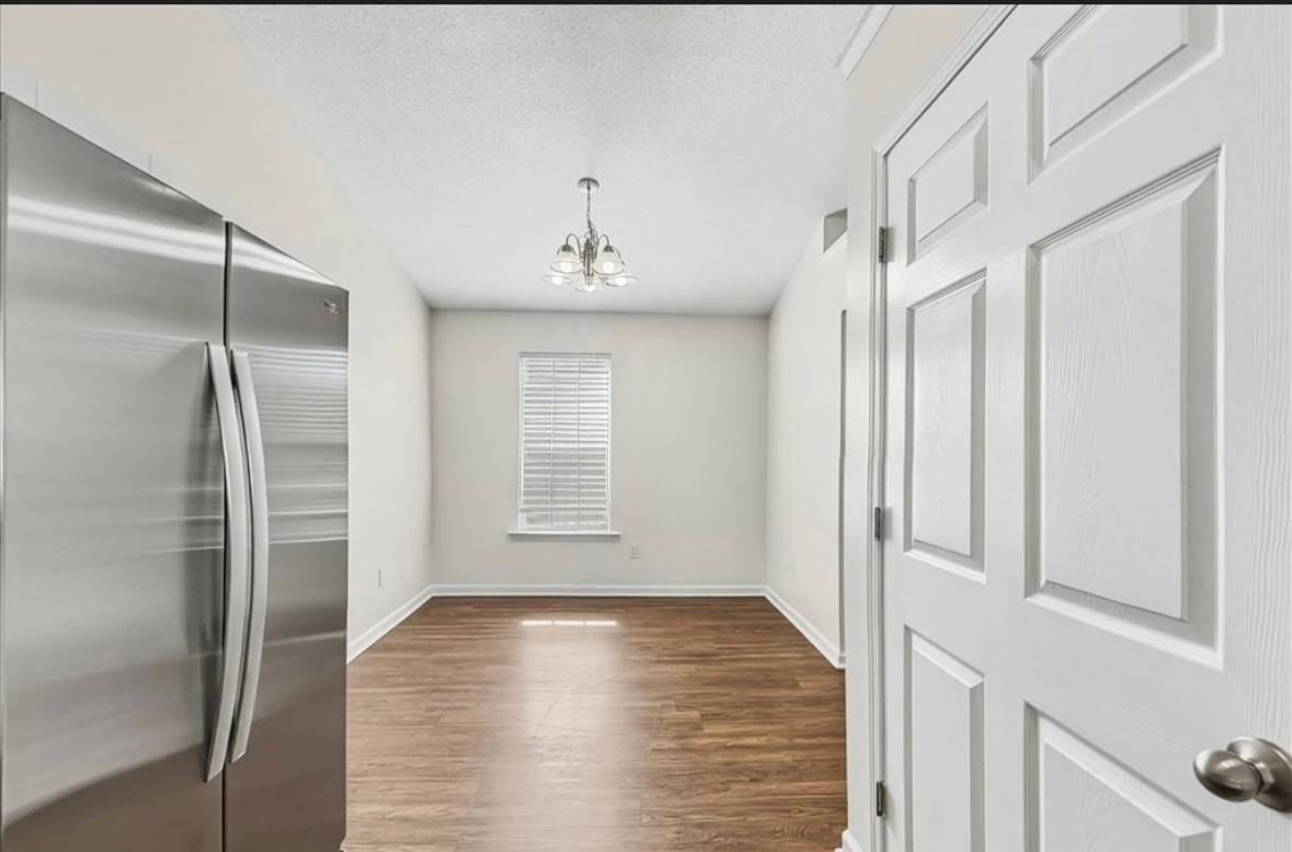 211 Bellport Dr - Photo 3 of 10
