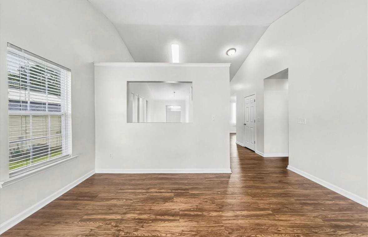 211 Bellport Dr - Photo 4 of 10