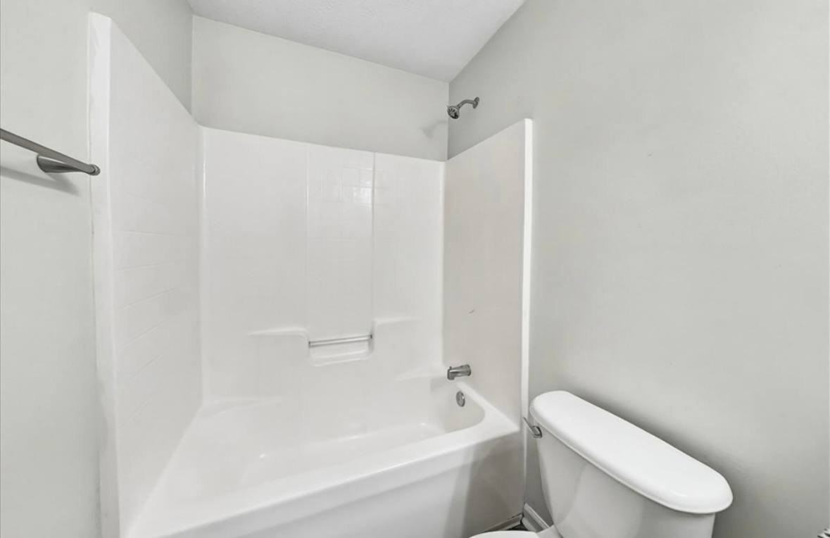 211 Bellport Dr - Photo 6 of 10