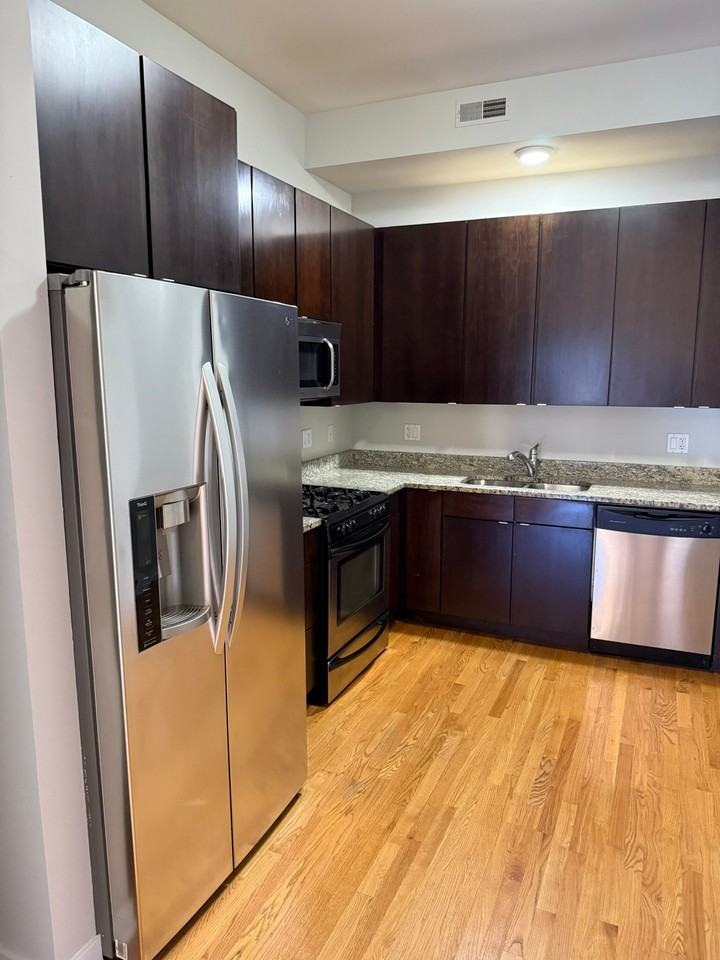 44 N Paulina St - Photo 3 of 9