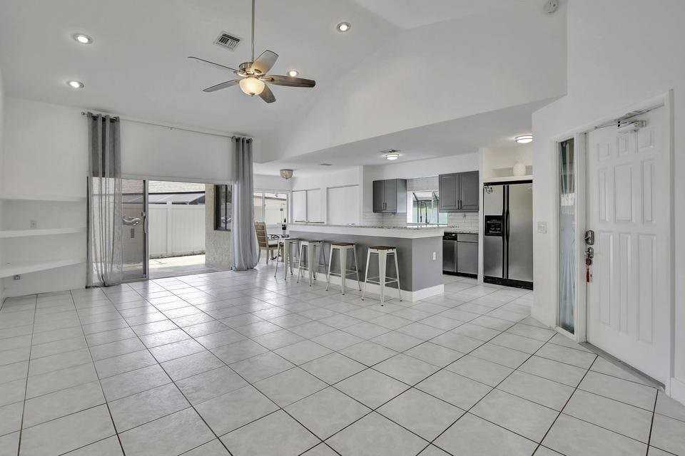 9341 Chelsea Dr S - Photo 4 of 7