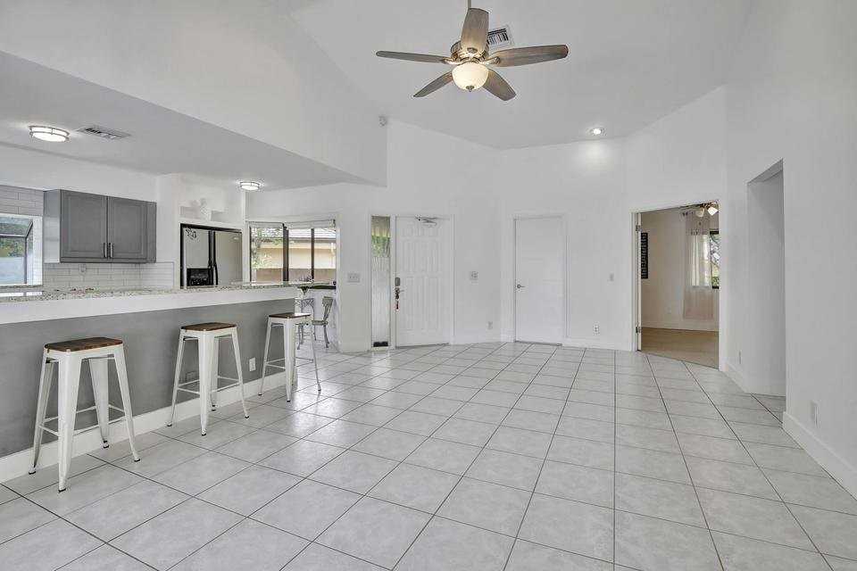 9341 Chelsea Dr S - Photo 5 of 7