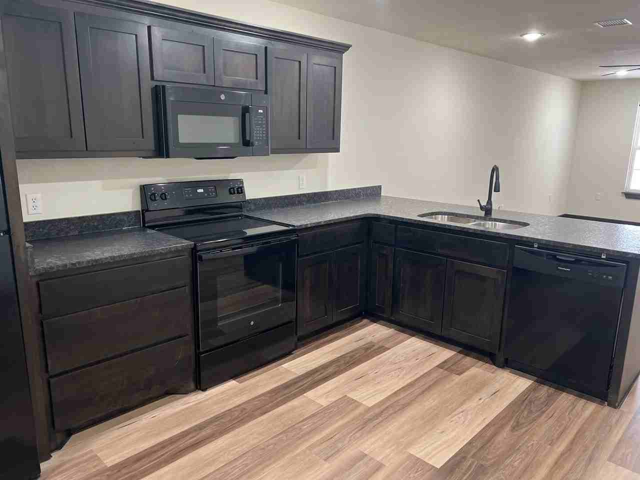 1005 S Cherokee Ave - Photo 5 of 17