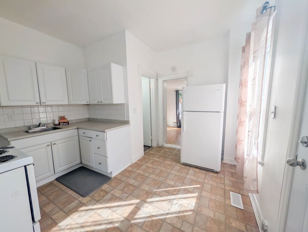 119 Charlotte St - Photo 6 of 20