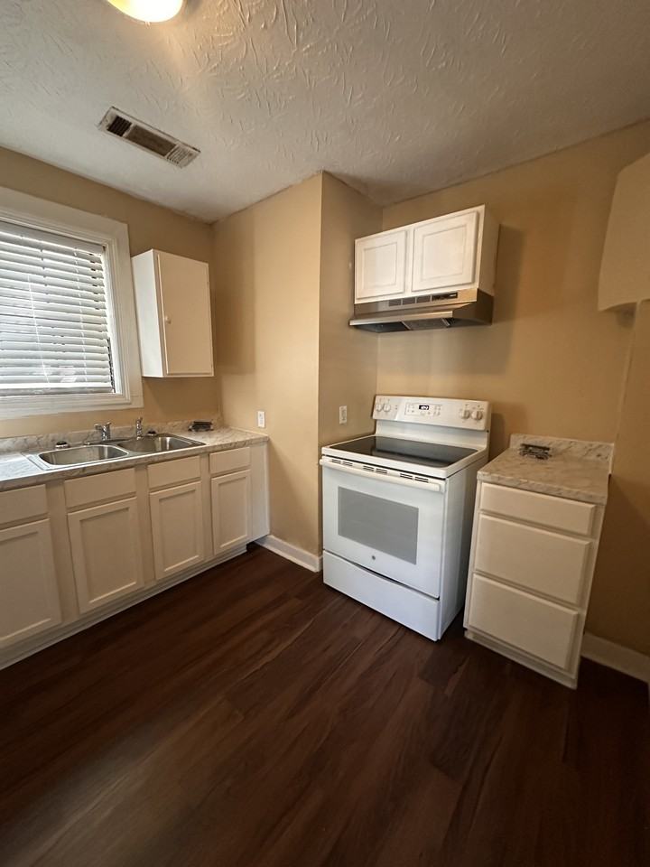 547 S Bainbridge St #NA - Photo 2 of 5