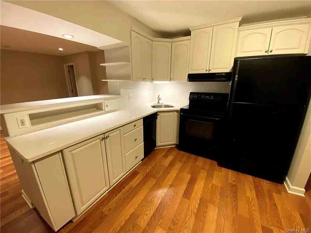 33 Washington Ave N #G - Photo 3 of 16