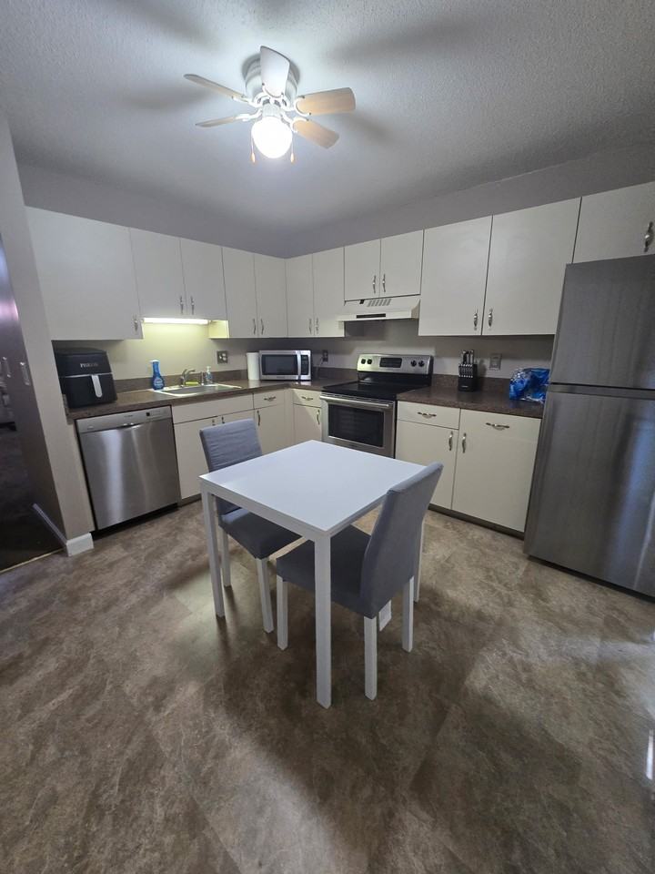585 Park Rd #5-2 - Photo 2 of 9