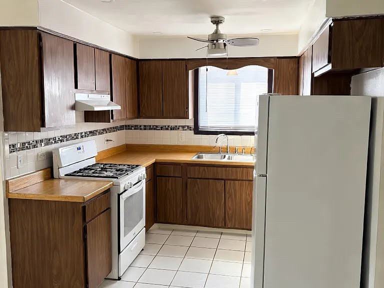 15741 Thomas Ln - Photo 4 of 6