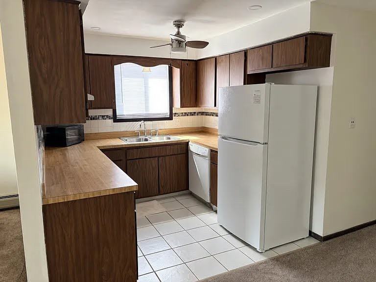 15741 Thomas Ln - Photo 3 of 6