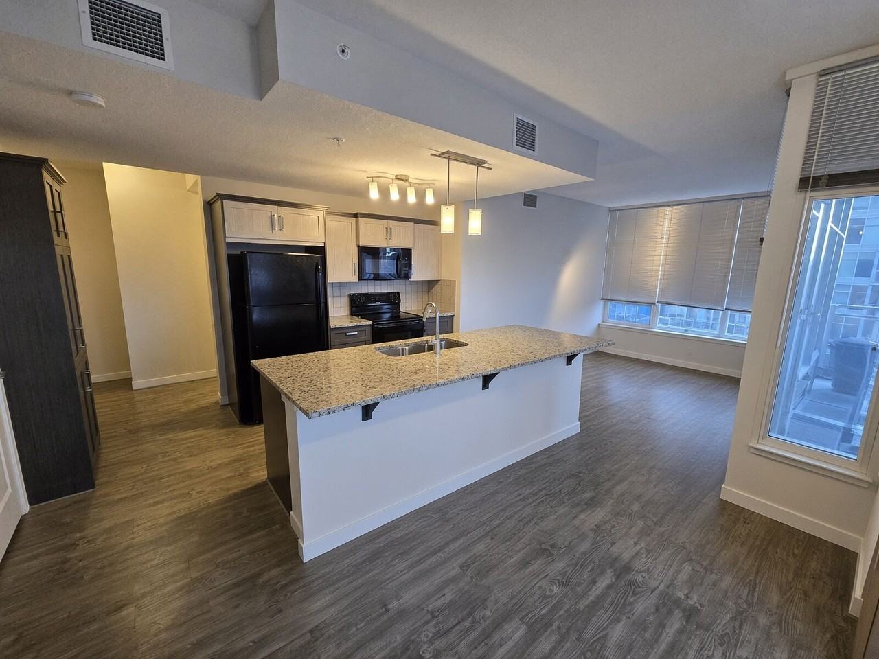 1112 Apartment - Photo 4 of 11