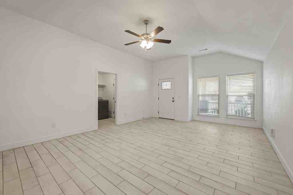 6100 Nw Hoover St - Photo 3 of 25