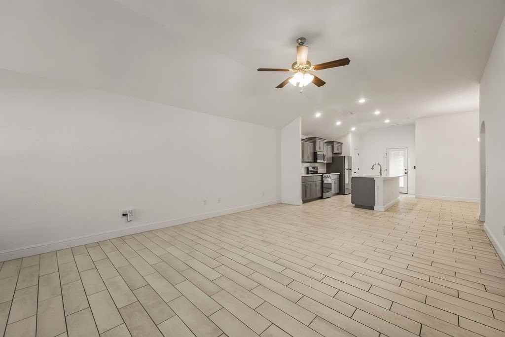 6100 Nw Hoover St - Photo 5 of 25