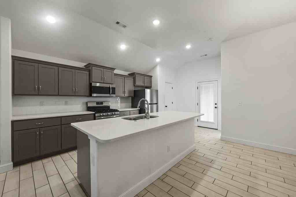 6100 Nw Hoover St - Photo 7 of 25