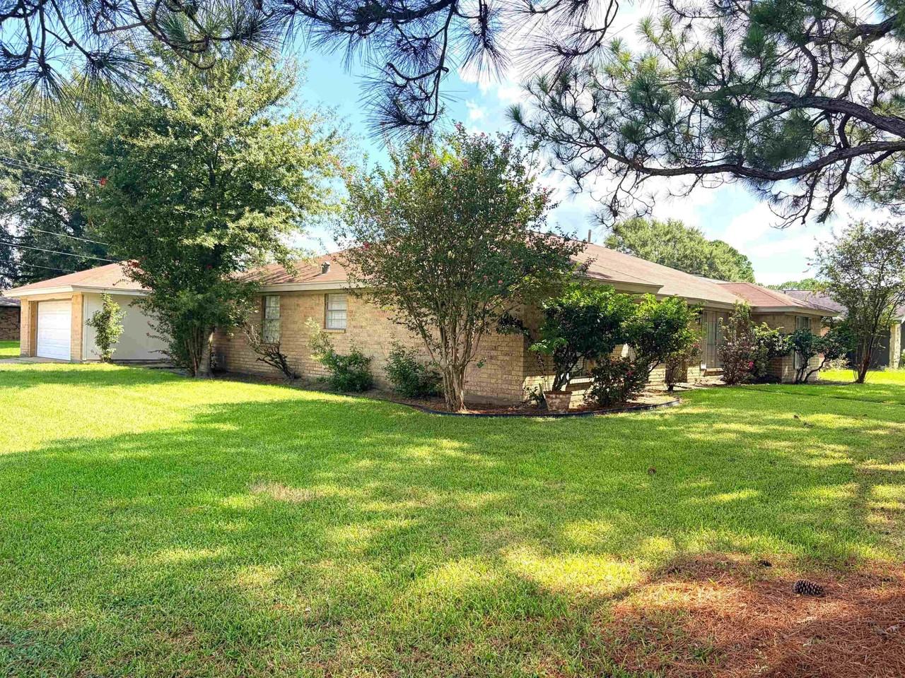 876 Ridgewood Dr - Photo 2 of 16